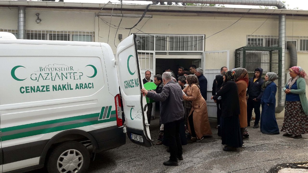 60 yaşında, tamir için çıktığı elektrik direğinde öldü