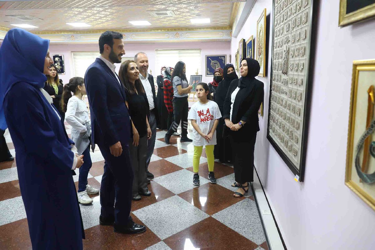 50 bin adet çividen oluşan Esmaül Hüsna tablosu