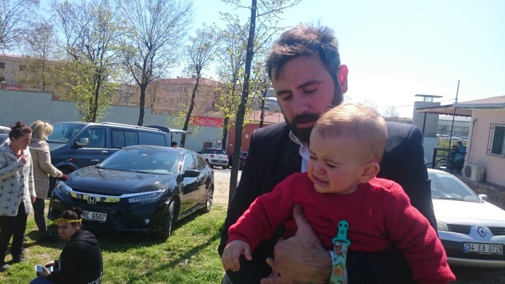 Miraz bebeğin babası Adalet Nöbeti'nde Halk TV'ye konuştu: Bebeğimi haftada bir gün hapisten çıkarabiliyorum