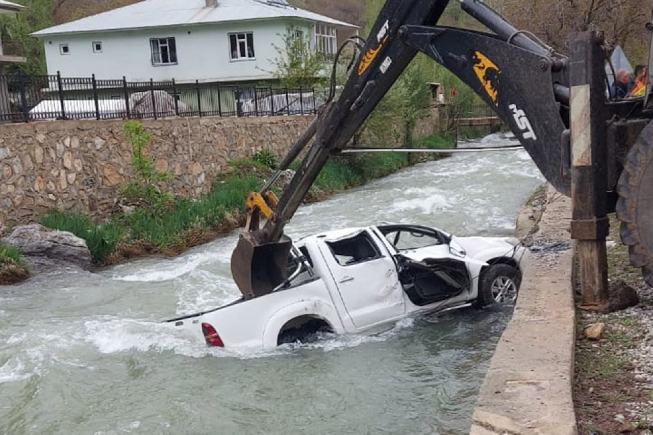 Kamyonet dereye uçtu: 2 ölü, 3 yaralı