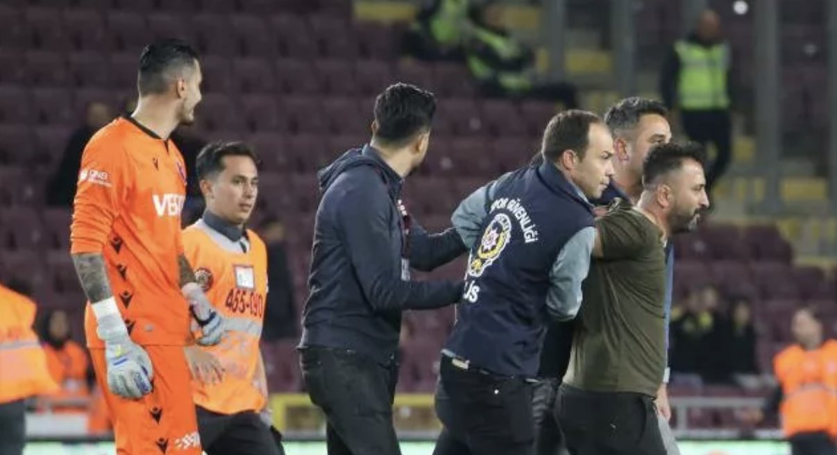 Trabzonspor taraftarı Hatay'da sahaya girdi