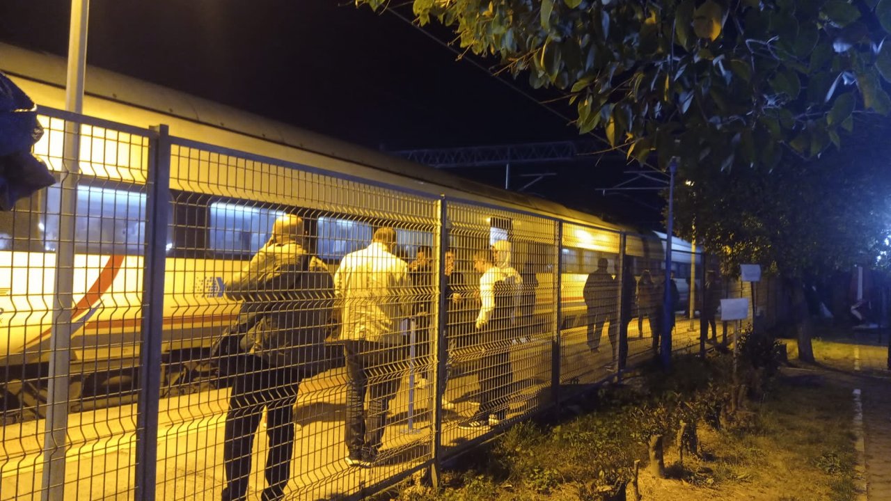 Vinç elektrik hattına çarptı: Tren seferleri durdu