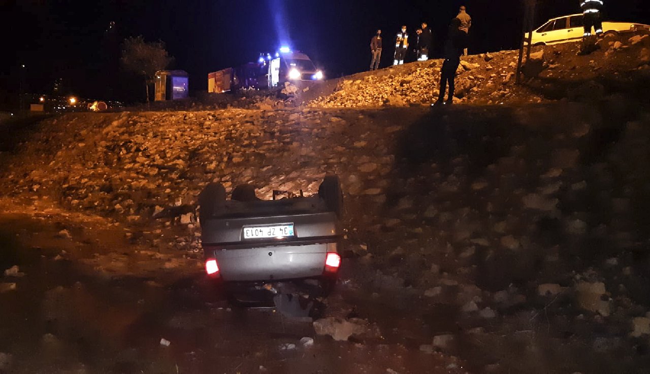 Otomobil şarampole devrildi: 2 yaralı