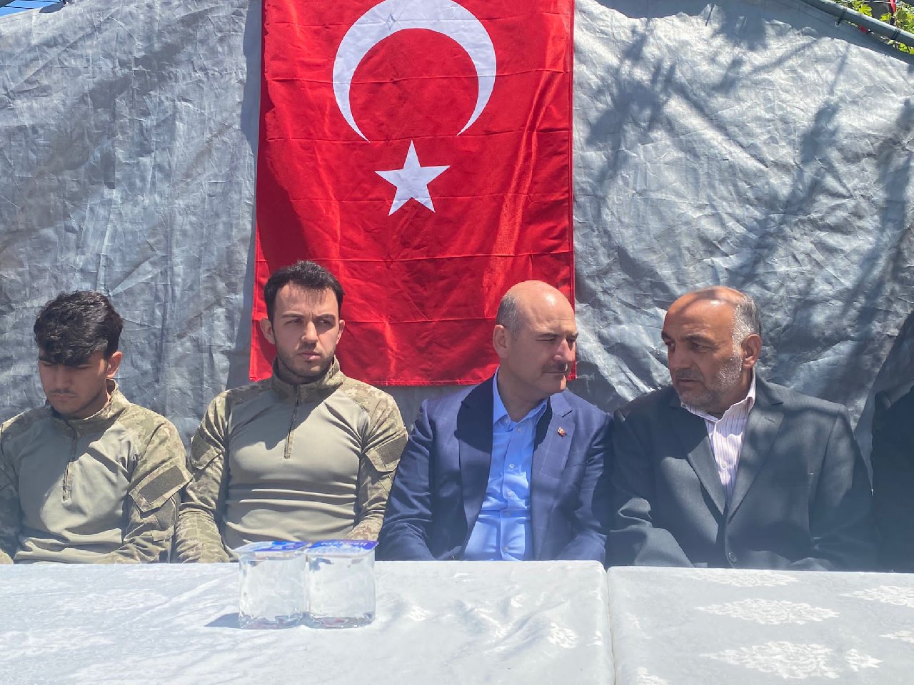 Bakan Soylu, şehit ailesini ziyaret etti
