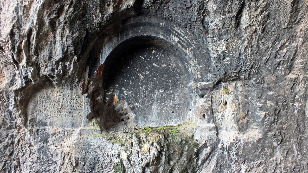 Mağara kilise, kaçak kazılarla talan edildi