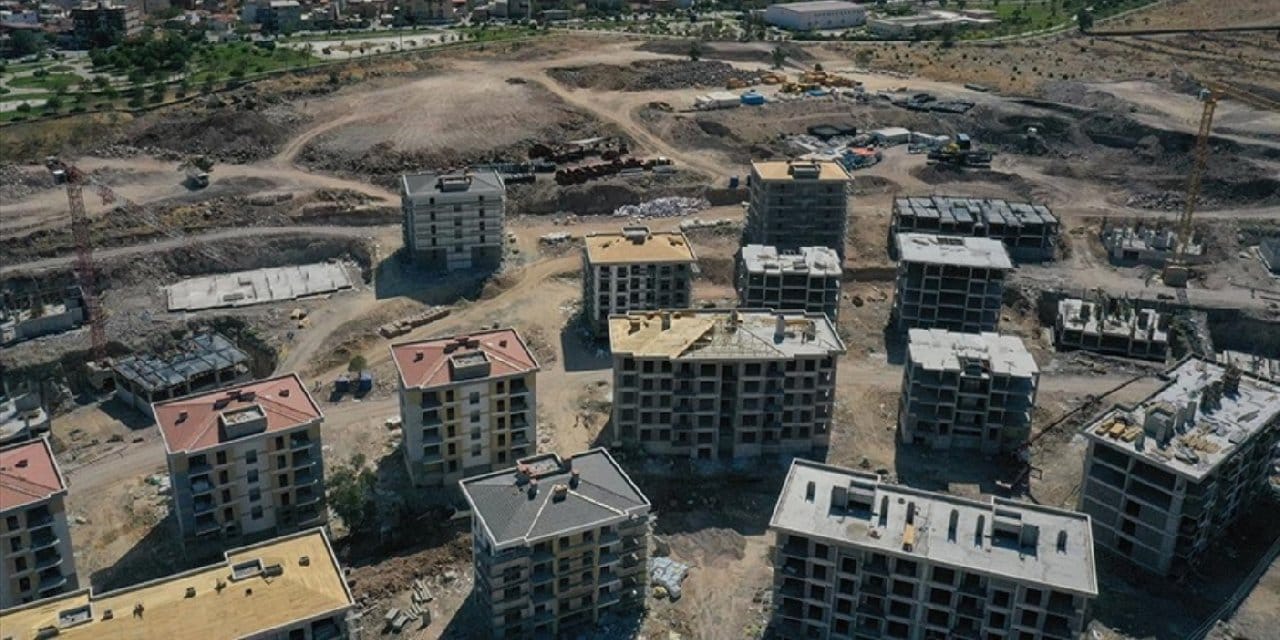 'Bakan Kurum deprem konutlarının eksik teslim edildiğini itiraf etti'