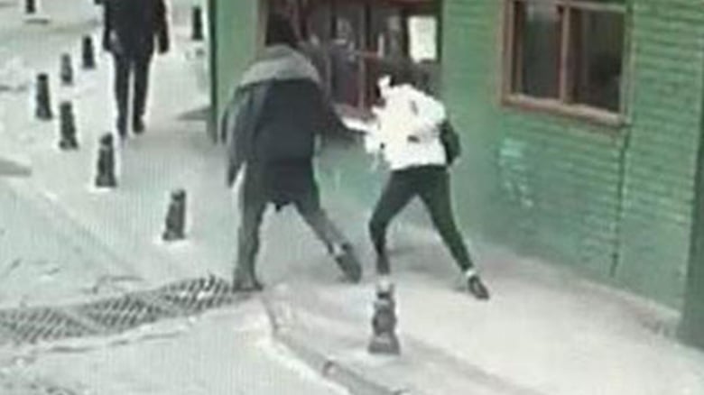 Genç kıza sokak ortasında yumrukla saldırdı, serbest bırakıldı!