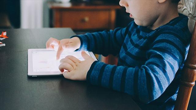 18 yaşından küçüklerin canlı yayın açması yasaklandı