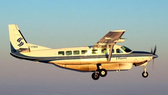 Pilot bayılınca uçağı yolcular indirdi