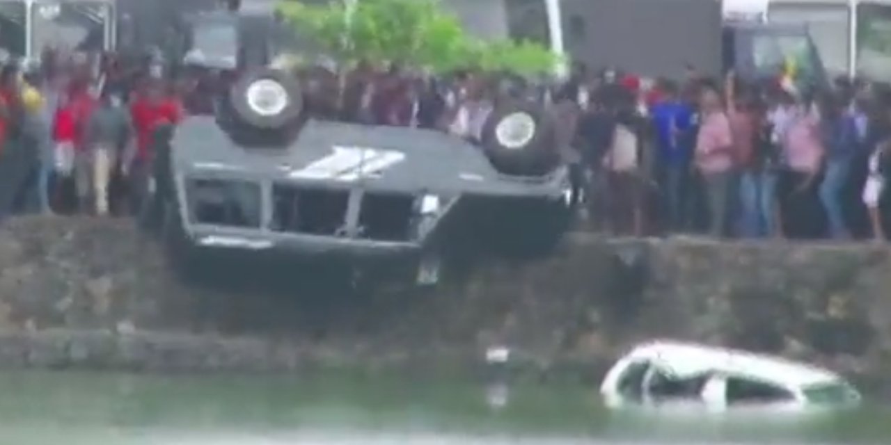 Sri Lanka'da tansiyon zirvede: Bakanın aracını nehre attılar