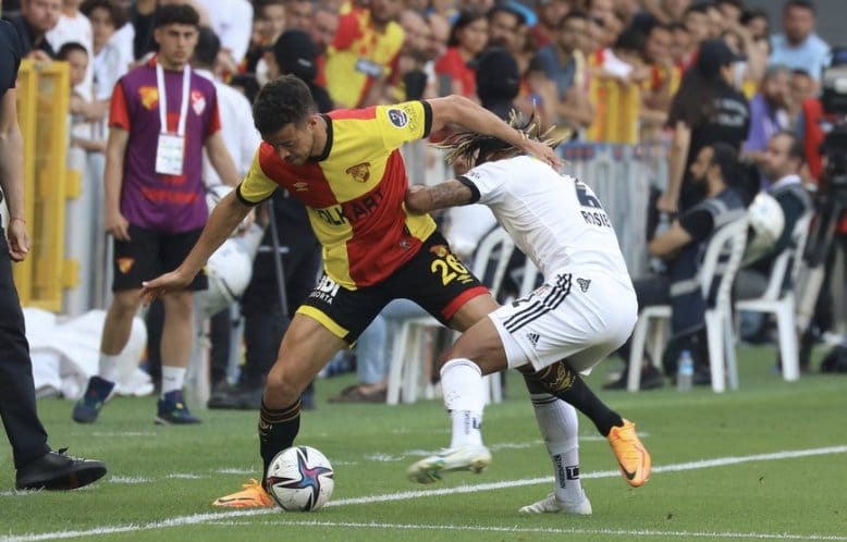 Rosier'in gördüğü kırmızı karta taraftarlardan tepki