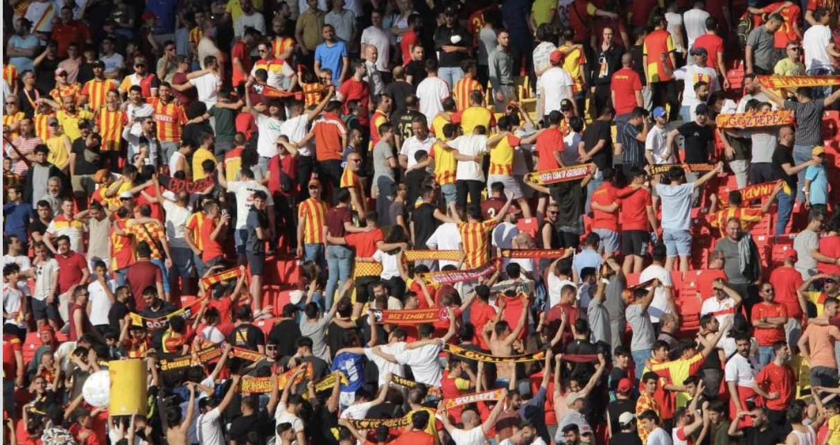 Göztepe taraftarından sırtı dönük protesto