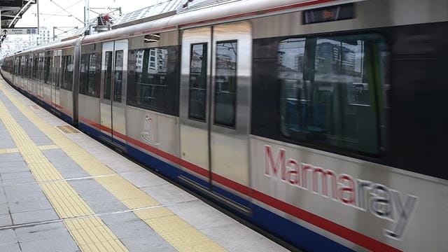 Marmaray seferlerinde aksama: Duraklar doldu taştı