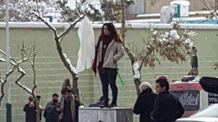 İran'da kadınlardan başörtü eylemi