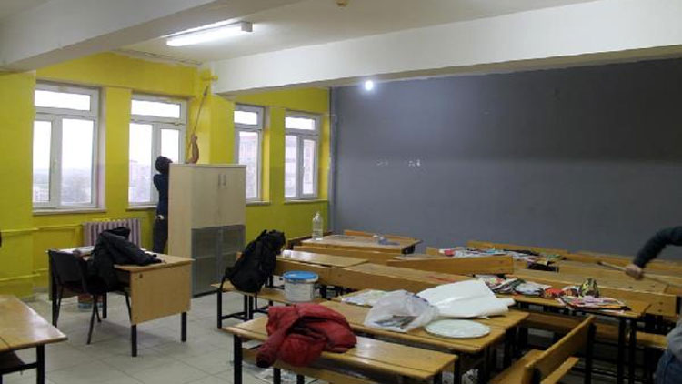 Silopi'de öğretmenler, yarıyıl tatillerini sınıfları boyayarak geçirdi