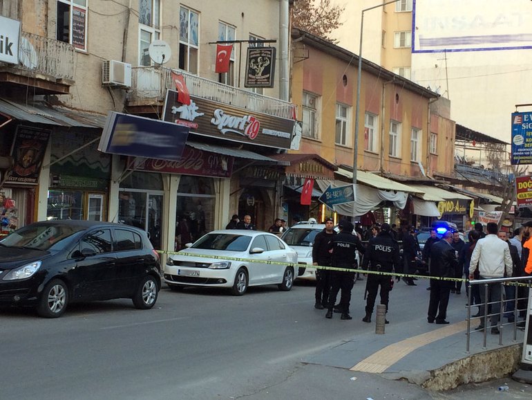Kilis'te restorana roket atıldı: Yaralılar var