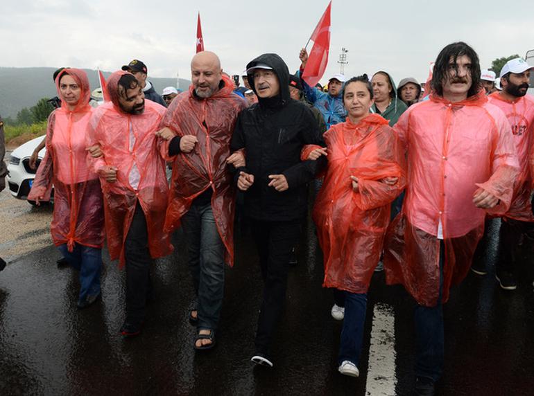 CHP lideriyle yağmur altında kol kola yürümüşlerdi: Kardeş Türküler 'Adalet Yürüyüşü'nü anlattı...