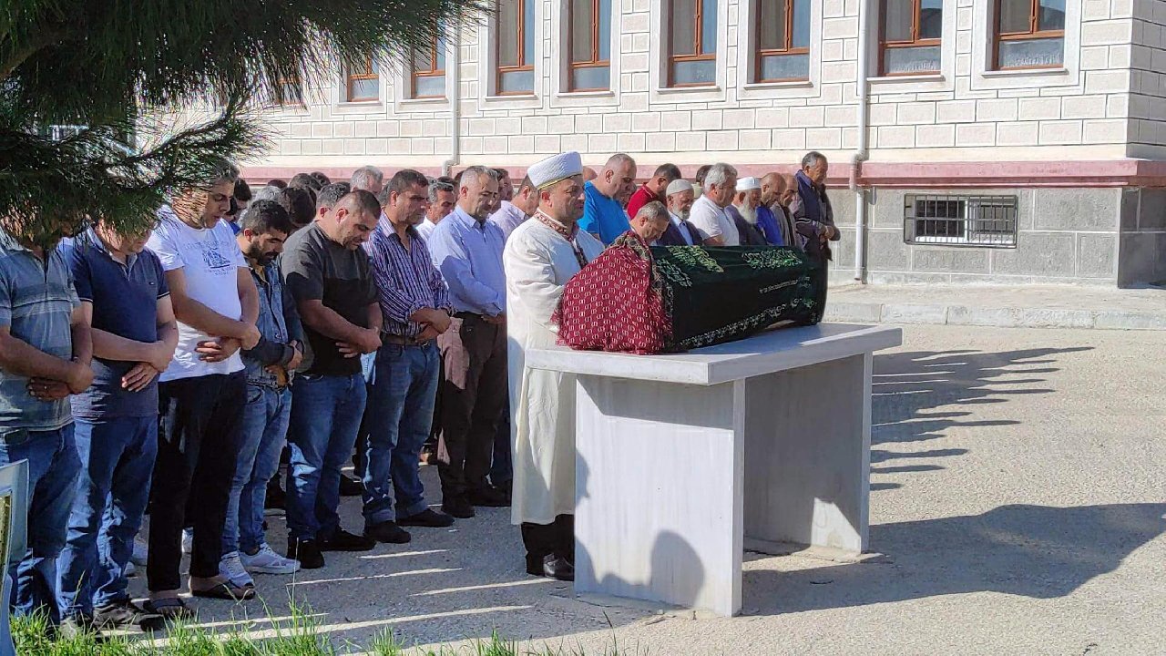 Annesinin bıçaklayarak öldürdüğü Ela Nur, toprağa verildi