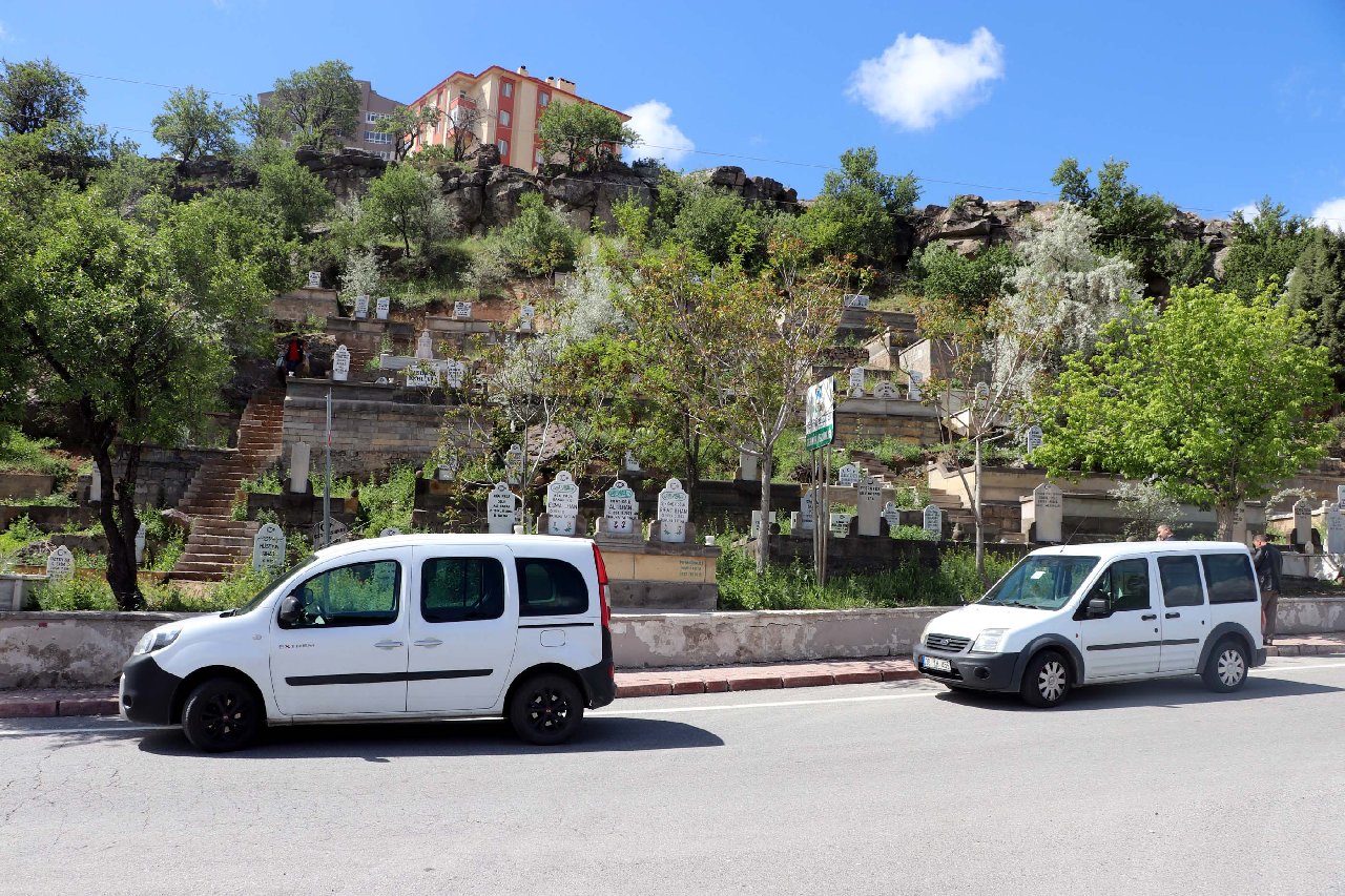 Erkek arkadaşı boğazından bıçakladı! Hayati tehlikesi sürüyor