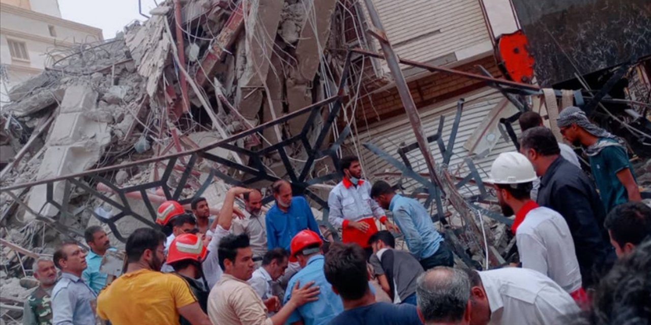 İran'da bina çöktü: Belediye başkanları gözaltında