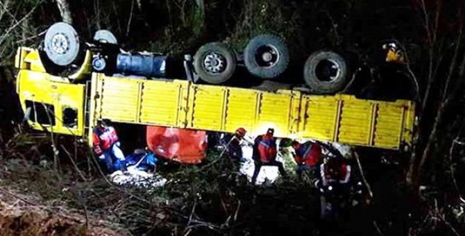 Orman işçilerini taşıyan kamyon devrildi: Ölü ve yaralılar var