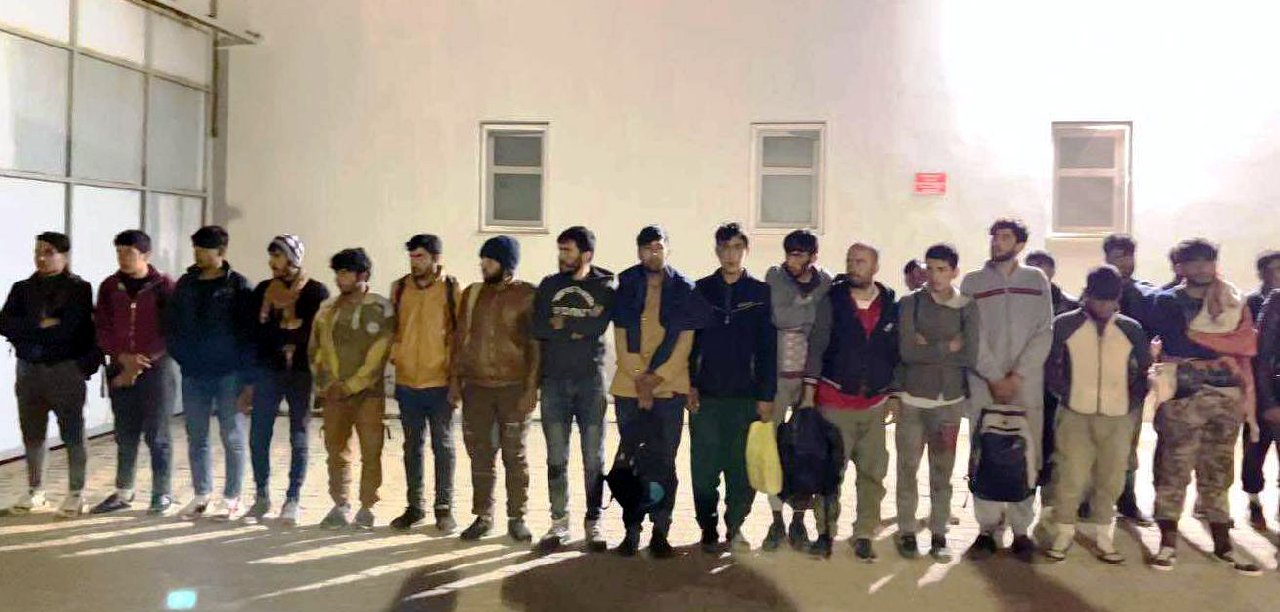 Minibüsten 42 kaçak göçmen çıktı