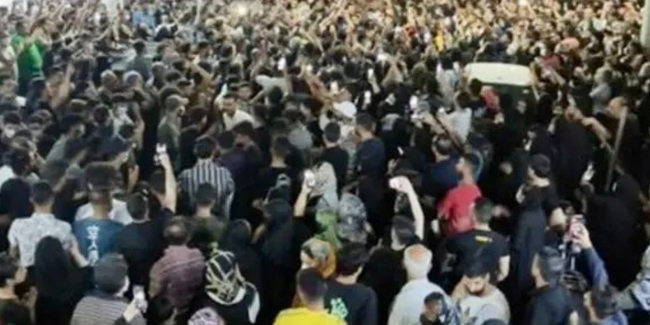 İran'da çöken bina halkı sokağa döktü