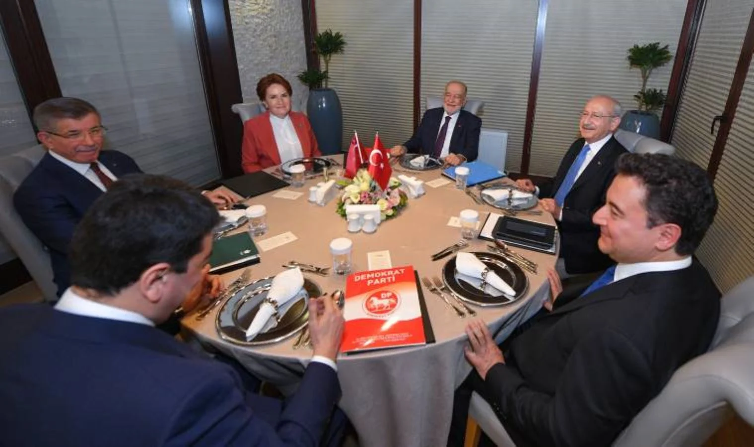 Karamollaoğlu: 6'lı masanın amacı süratle bu sistemi değiştirmek