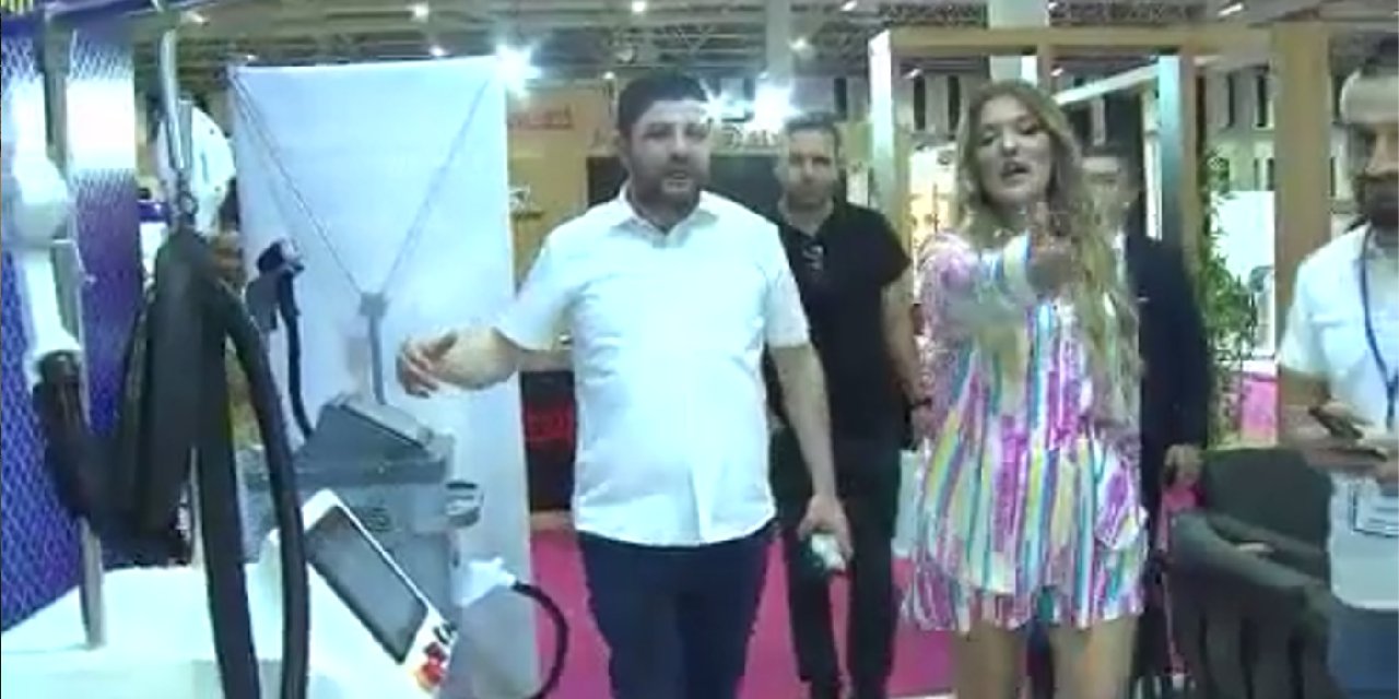 Demet Akalın kozmetik fuarında rafları boşalttı: Valla oturdum bak, eve göndereceksin