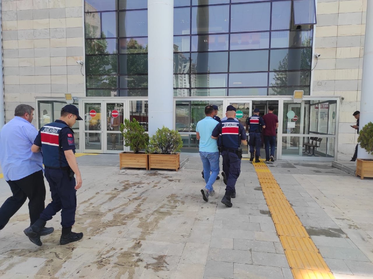 Elazığ'da kaçak kazı yapan 4 kişiye gözaltı