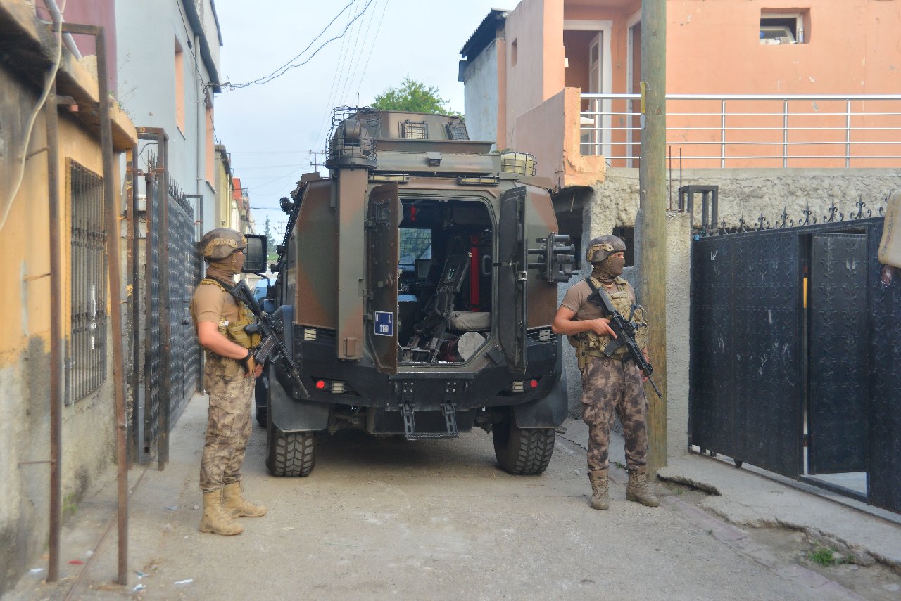 Adana'da IŞİD'e yönelik operasyonda 10 şüpheli yakalandı