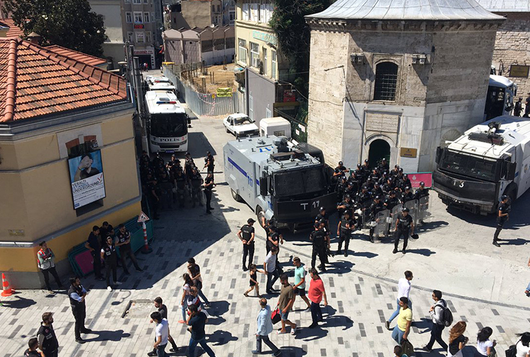 LGBTİ yürüyüşü öncesi Taksim'de polis yoğunluğu
