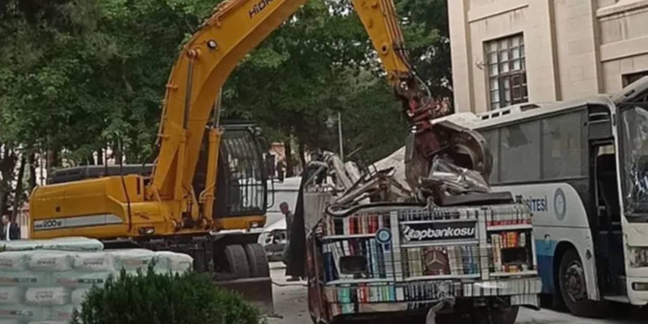 Gezici kütüphaneyi parçaladılar: Trafiğe uygun değil