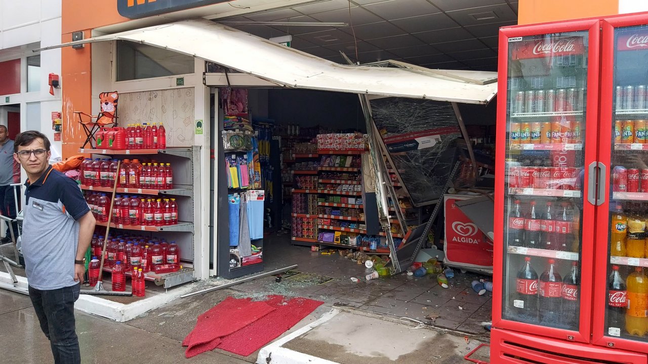 Kalp krizi geçiren sürücü benzinciye daldı