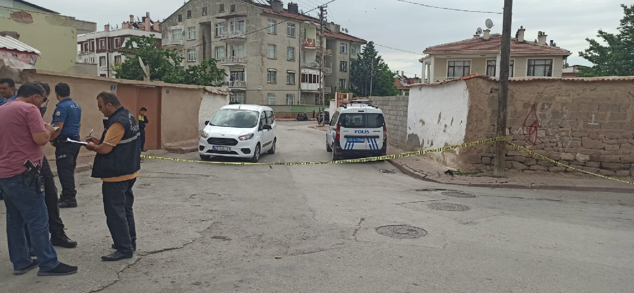 Kamyoneti silah zoruyla alıp, gittiği sokakta husumetlisini öldürdü