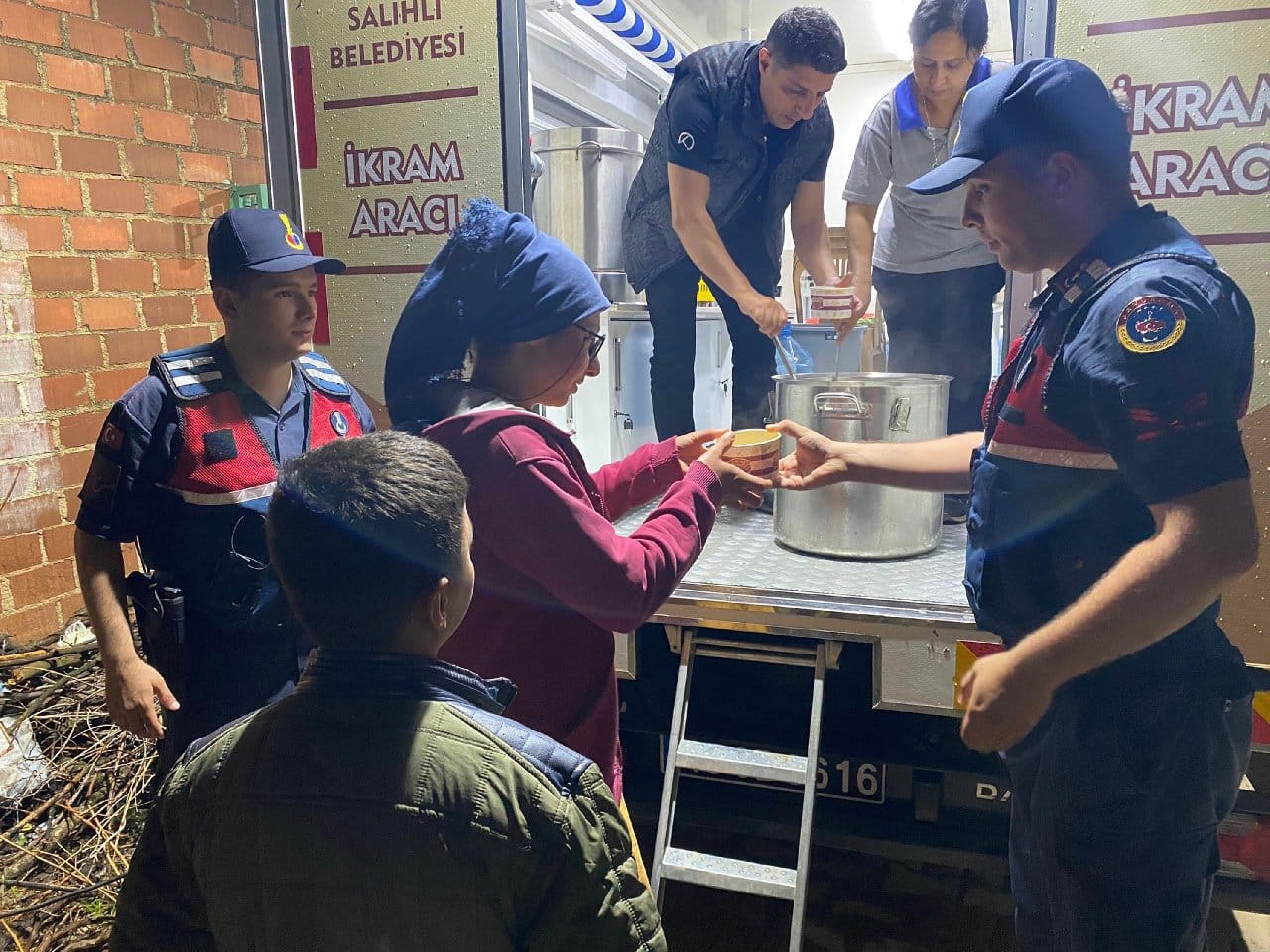 Salihli'de sağanak ve dolu: Mevsimlik işçiler düğün salonuna yerleştirildi