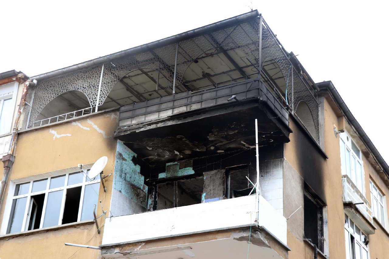 Ev sahibiyle tartışan 2 kardeş, oturdukları daireyi yaktı