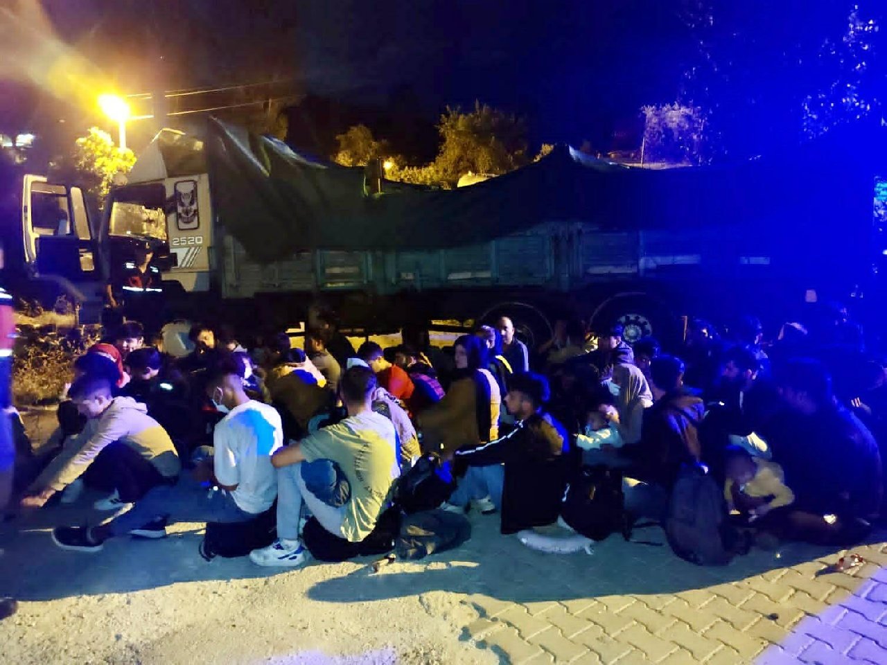 Muğla'da bir kamyon kasasında 96 göçmen