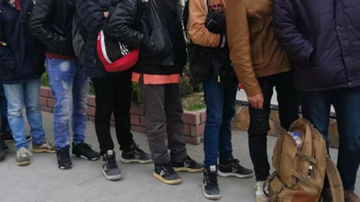 İstanbul'da bir minibüste 28 kaçak göçmen yakalandı