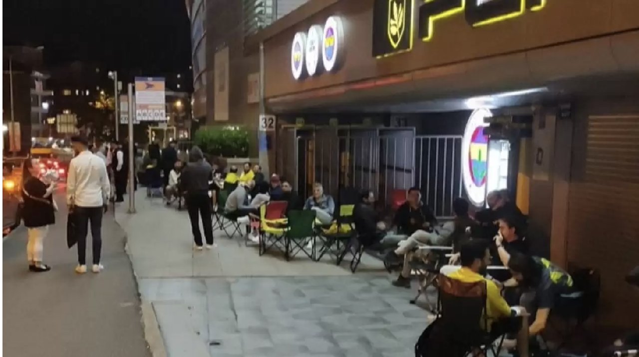 Fenerbahçe taraftarı stat önünde kamp kurdu!