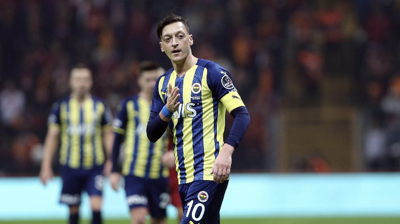 Kadro dışı kalan Mesut Özil gemileri yaktı