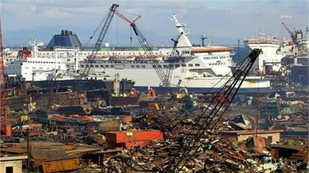 Aliağa'da insanlık suçu: İşçiler çıplak elle asbest söküyor