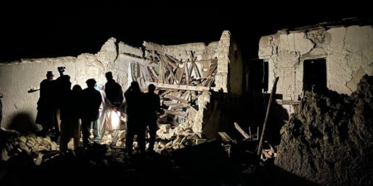 Bini aşkın kişiye mezar oldu...  Deprem sonrası Pakistan'dan Afganistan'a yardım