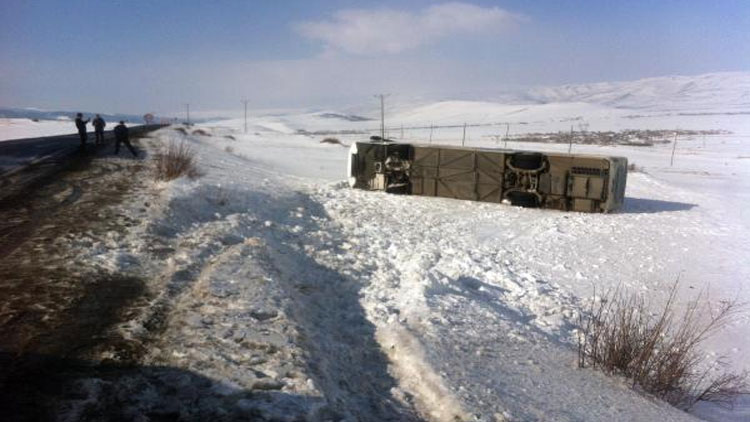 Ardahan'da yolcu otobüsü şarampole yuvarlandı: 4 yaralı