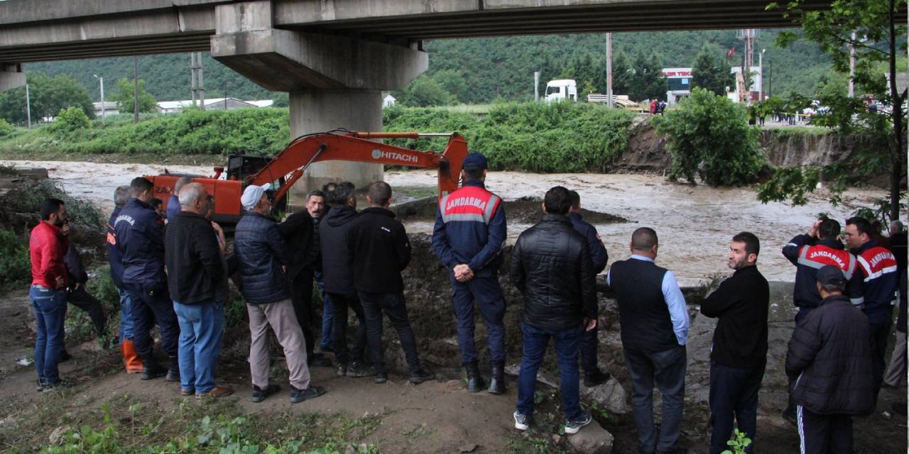Su taşkınlarına müdahale eden işçi suya kapıldı