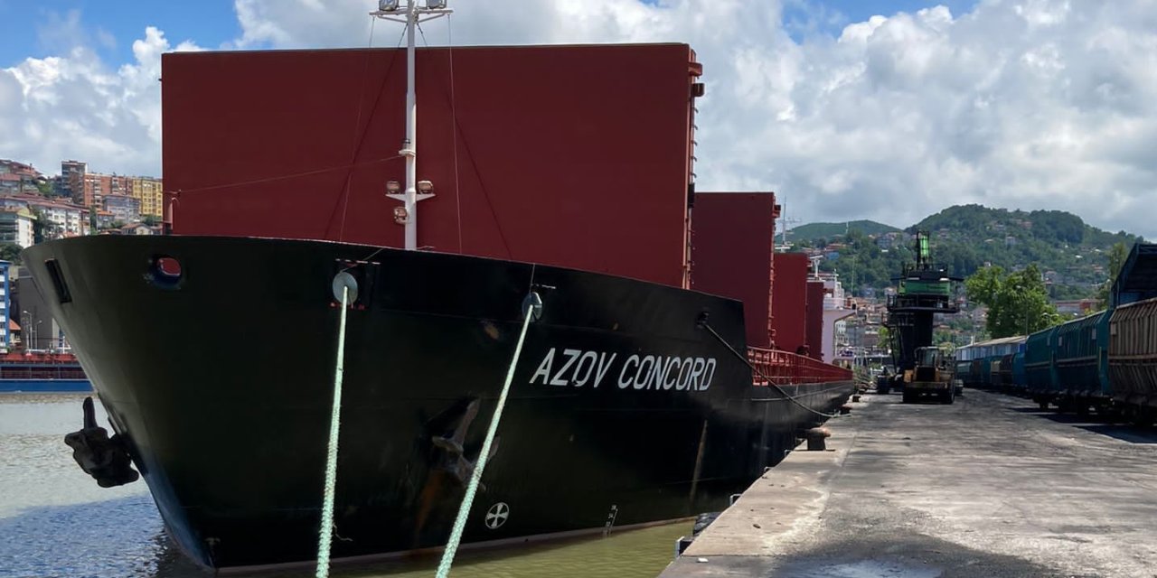 Ukrayna’dan çıkan Azov gemisi, Zonguldak'a geldi