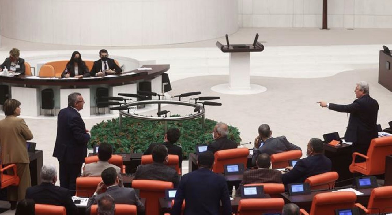 AKP duyurdu: 'Sansür yasası' yeni yasama dönemine kaldı