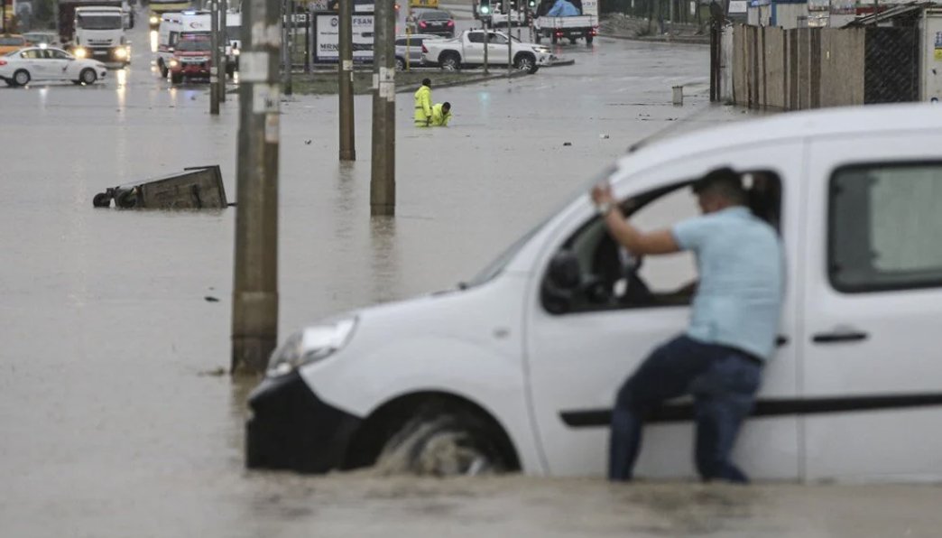 Ankara'yı sağanak vurdu: 21 yaşındaki genç kadın yaşamını yitirdi