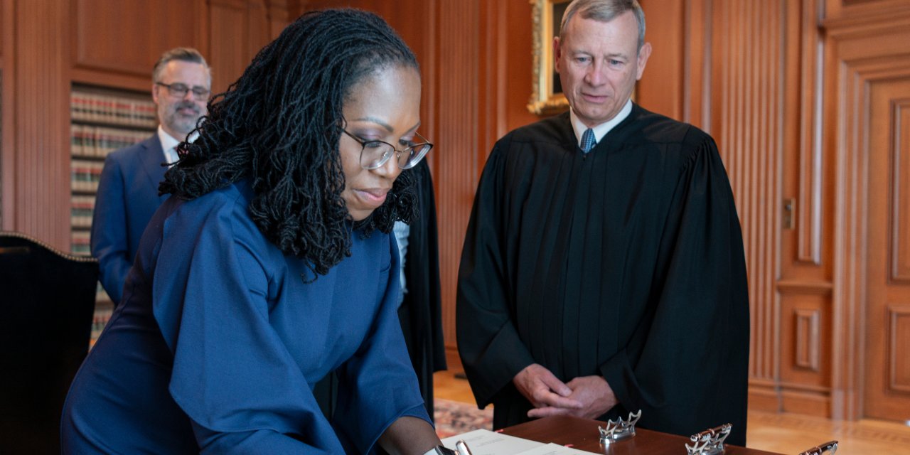 ABD'de ilk: Kadın Yüksek Mahkeme Yargıcı Brown-Jackson görevine başladı
