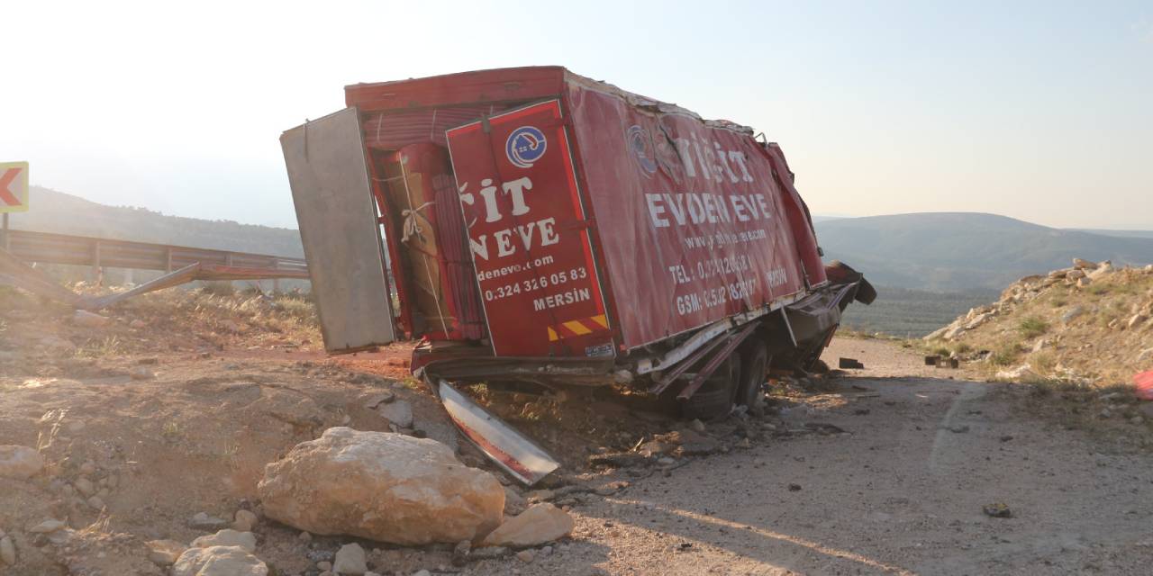 Ev eşyası yüklü kamyon devrildi: 4 kişi hayatını kaybetti